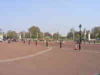 London, April 13-15th 2007: Meeting Sun Lim. In front of Buckingham Palace.