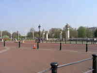 London, April 13-15th 2007: Meeting Sun Lim. In front of Buckingham Palace.