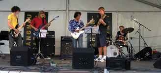 Langnau Jazz Nights 2007: Junior Jazz Meeting on the Viehmarktplatz. July 28th 2007. The Strings: Guitars only.